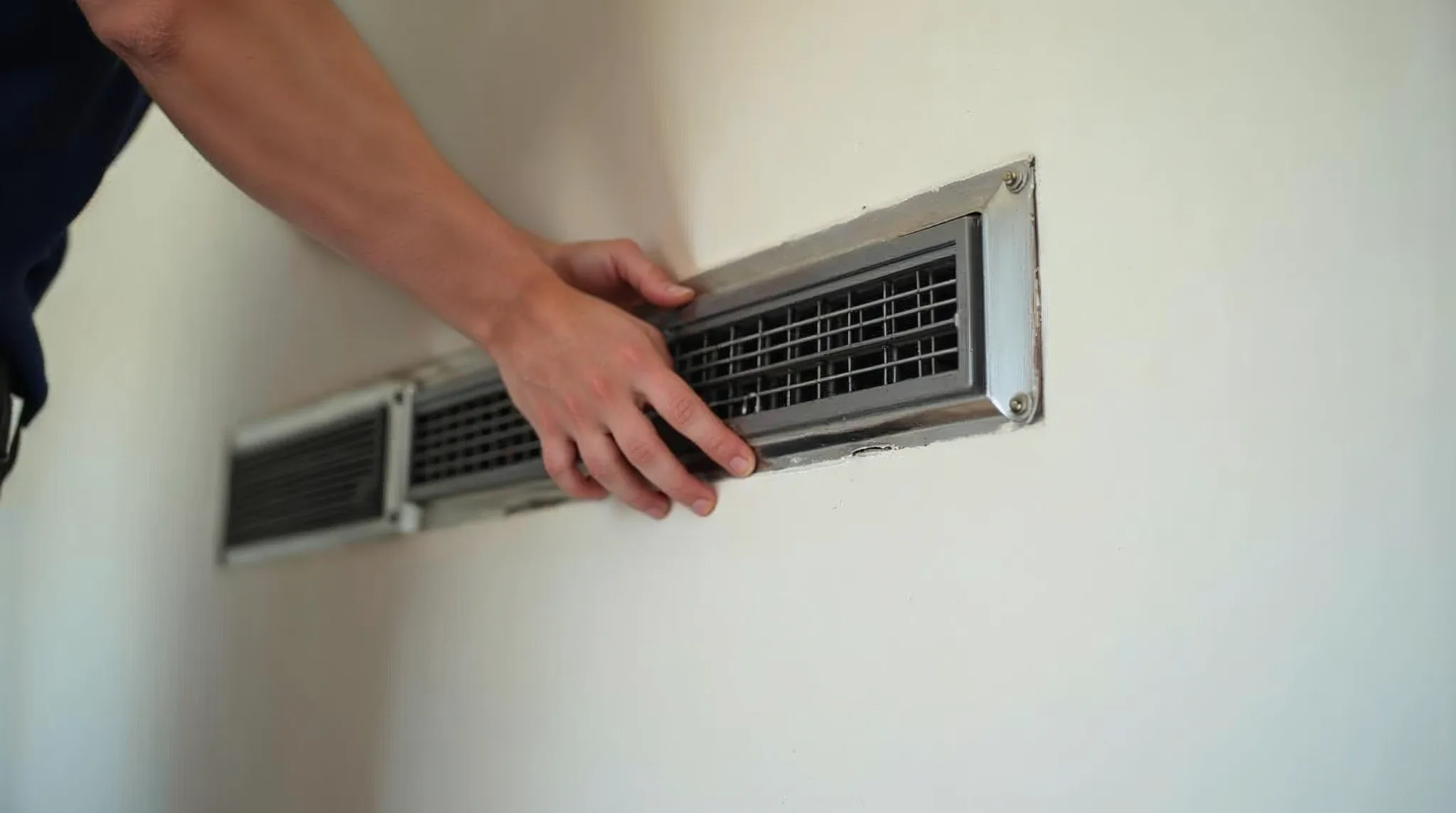 Ventilatierooster wordt in de muur van een gerenoveerde woning geplaatst